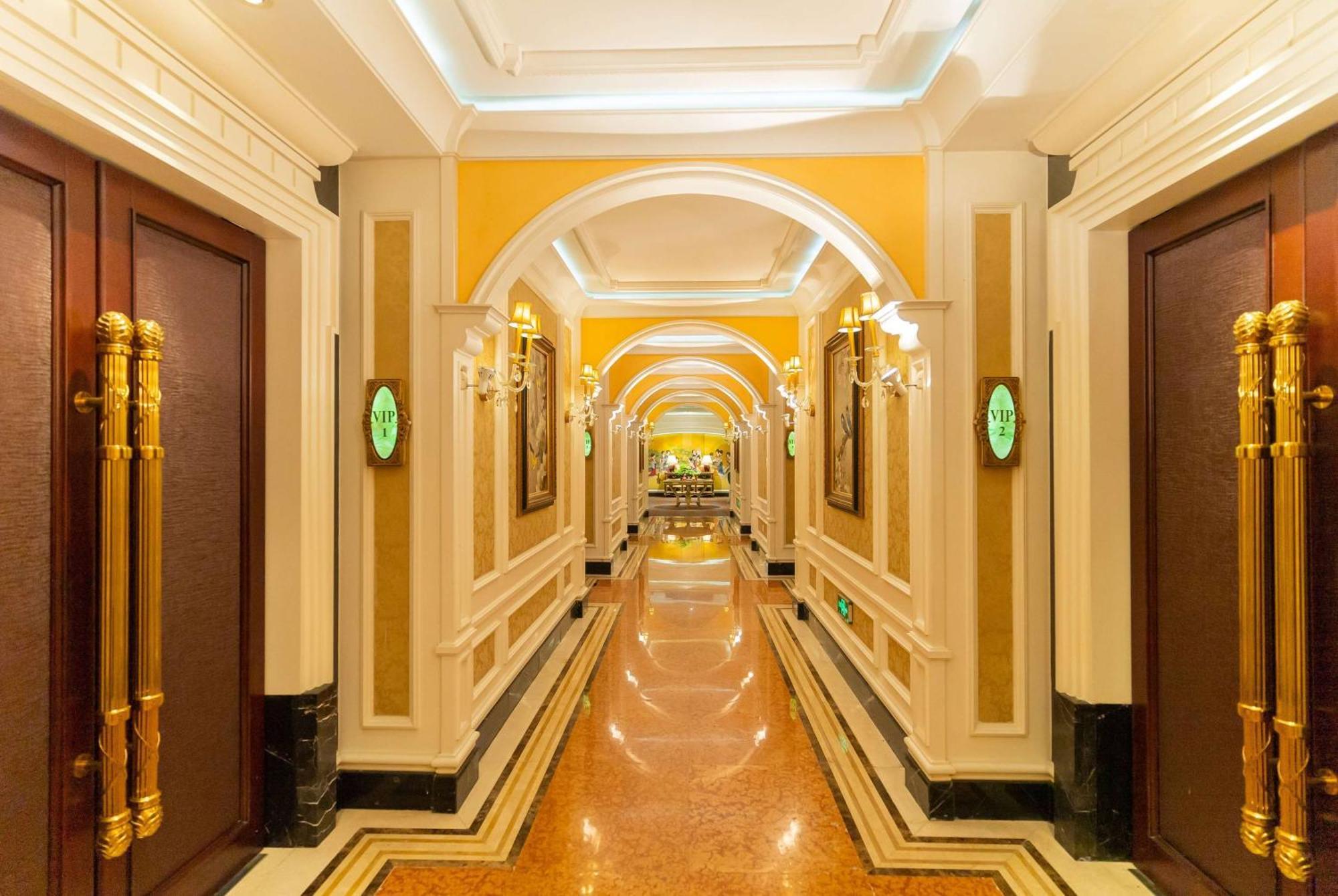 Ramada Plaza Optics Valley Hotel Wuhan Exterior foto