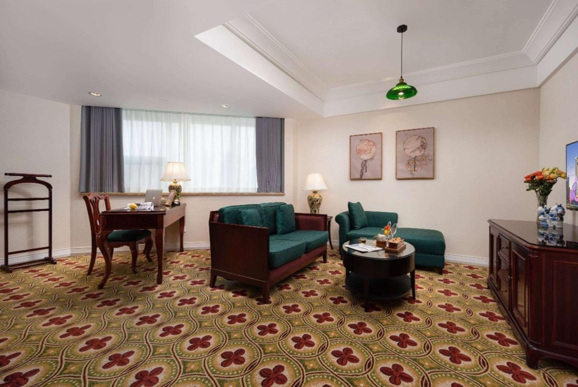 Ramada Plaza Optics Valley Hotel Wuhan Exterior foto