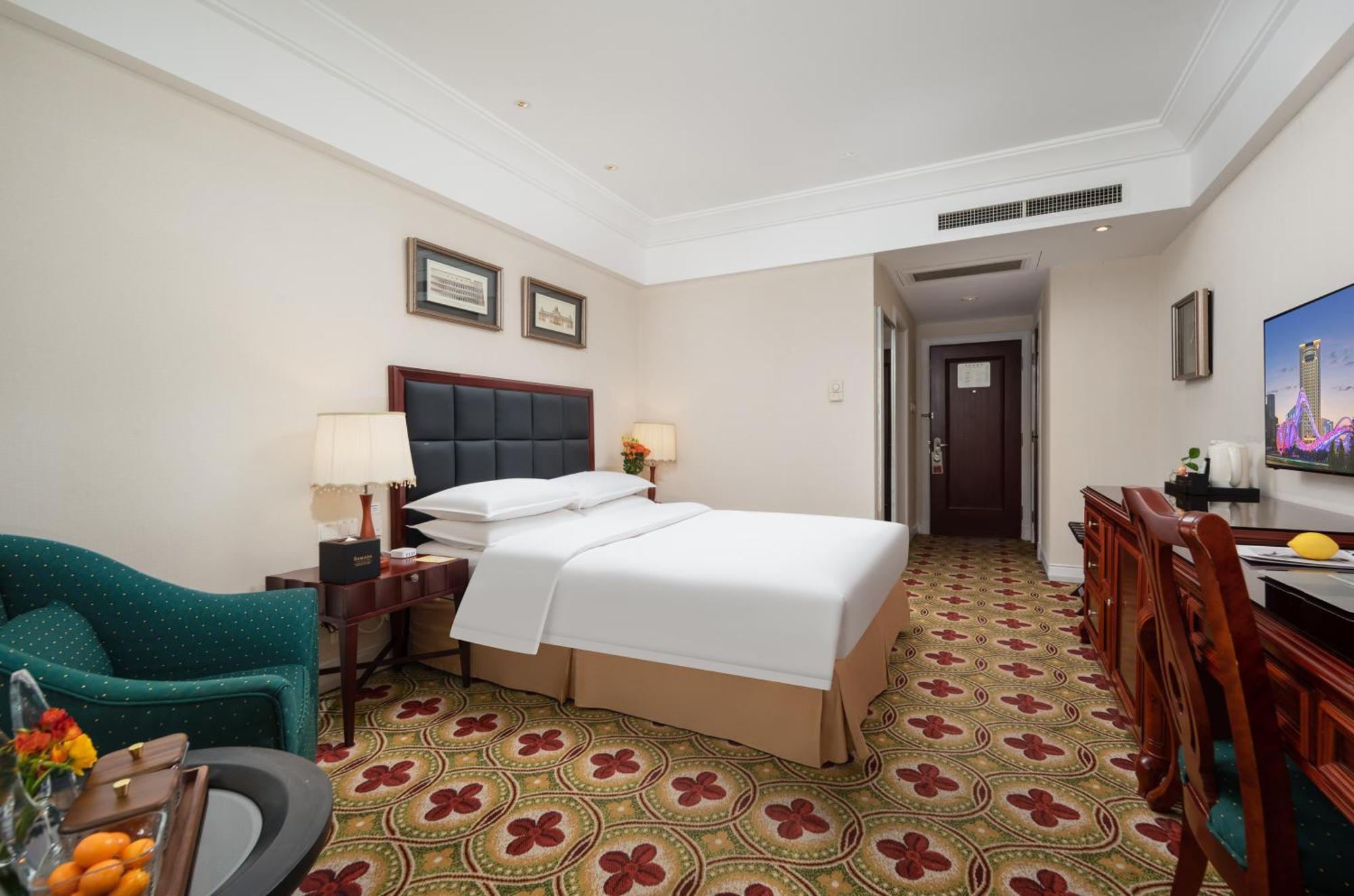 Ramada Plaza Optics Valley Hotel Wuhan Exterior foto