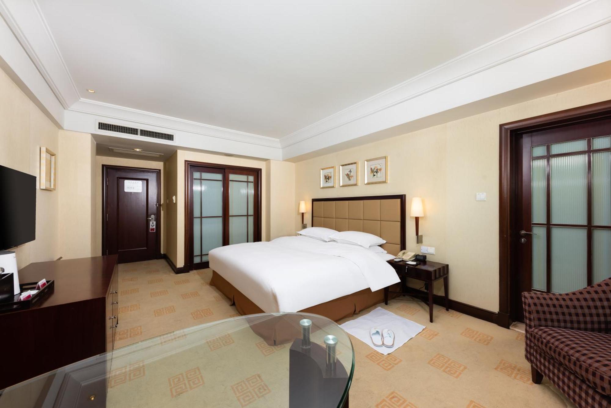 Ramada Plaza Optics Valley Hotel Wuhan Exterior foto