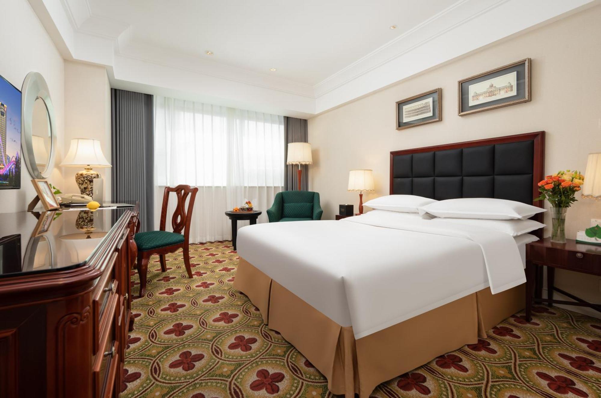 Ramada Plaza Optics Valley Hotel Wuhan Exterior foto